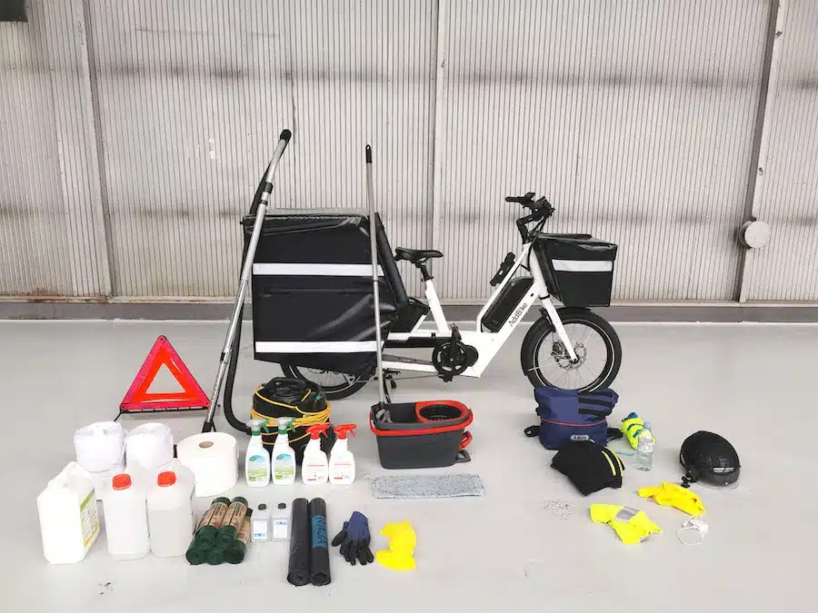 Load bike pros loading his U-cargo Pro at the back