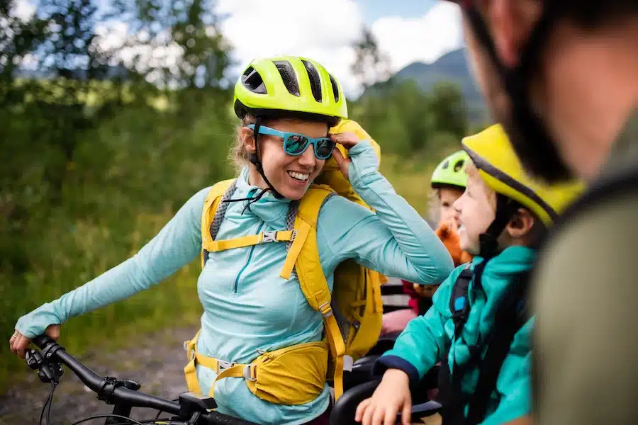 Lastenfahrrad Kinder: zwei Kinder fahren mit ihrem Mutter