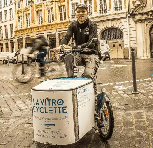 Nettoyeur de vitre utilisant un vélo cargo professionnel