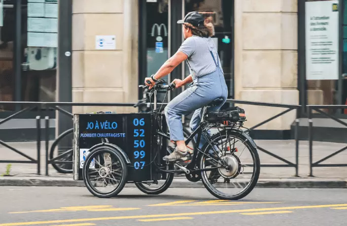 Plombier utilisant un vélo cargo professionnel