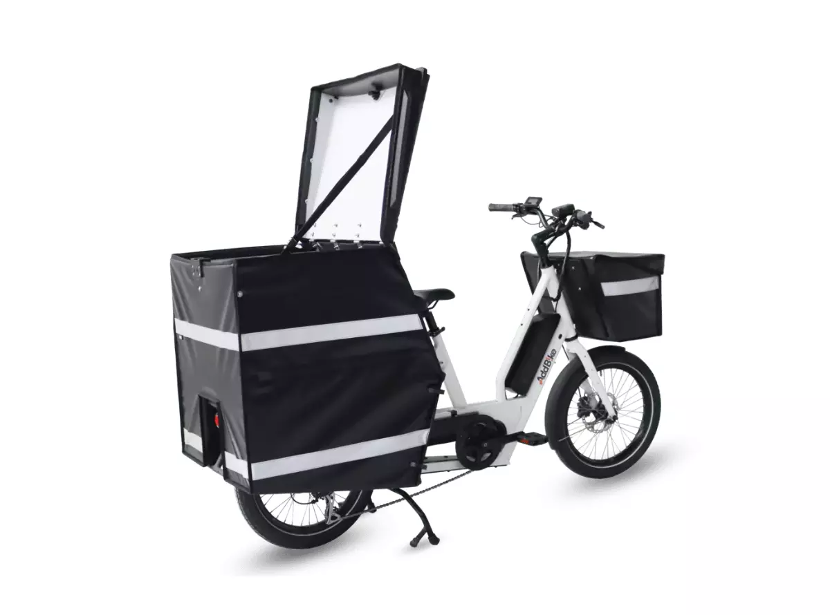 Vélo cargo professionnel vue trois quarts derrière