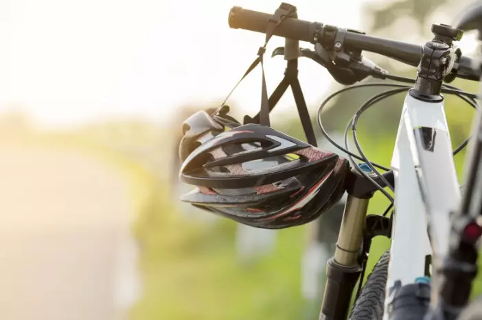 Casque sur le guidon d'un velo long tail