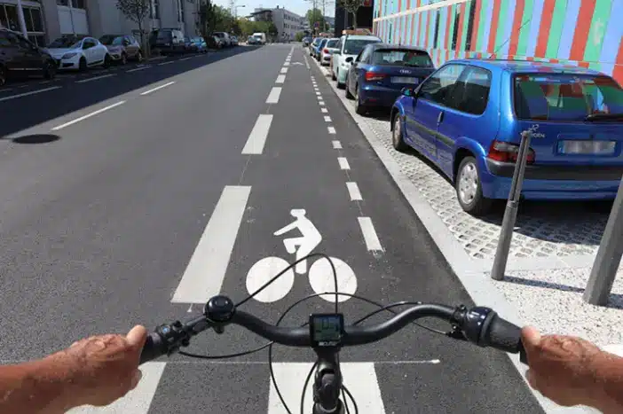 Vélo long tail sur une piste cyclable
