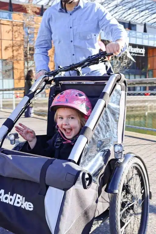 Dreirad E Bike mit Papa und seinen Töchtern draußen