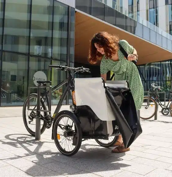 Dreirad E Bike mit Frau im Sommer