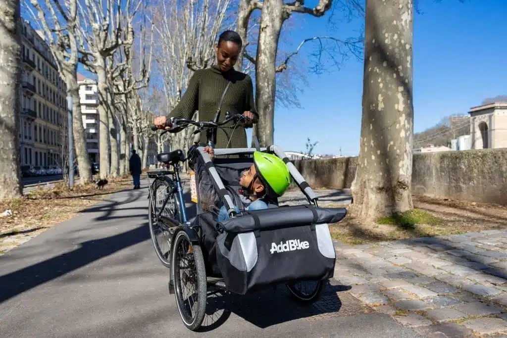 Dreirad Erwachsene mit Mutter und Sohn und der Carry'Box Kid