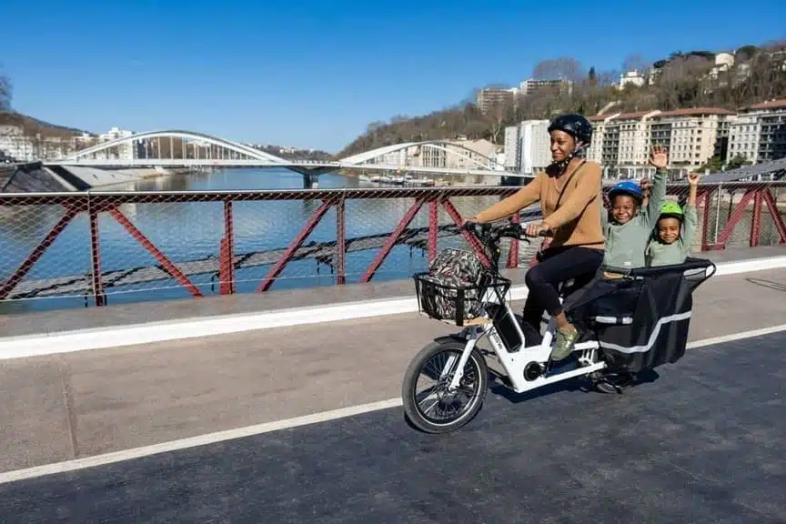 Mutter und Kinder unterwegs mit dem U-Cargo und dem E Bike mit Mittelmotor