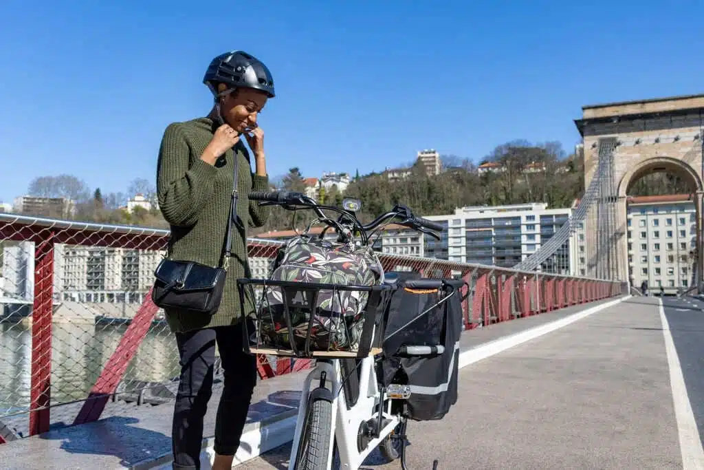 E Lastenfahrrad: U-Cargo Family draußen auf der Straße 