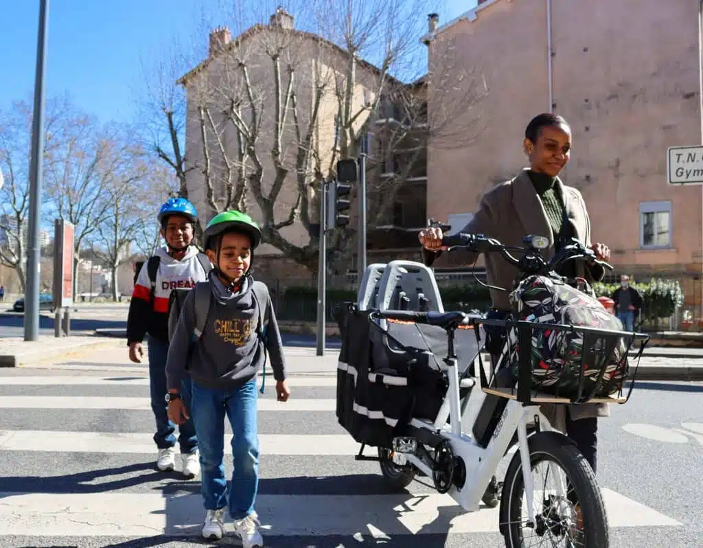 E Lastenfahrrad: U-Cargo Family mit Mama und ihren Kindern