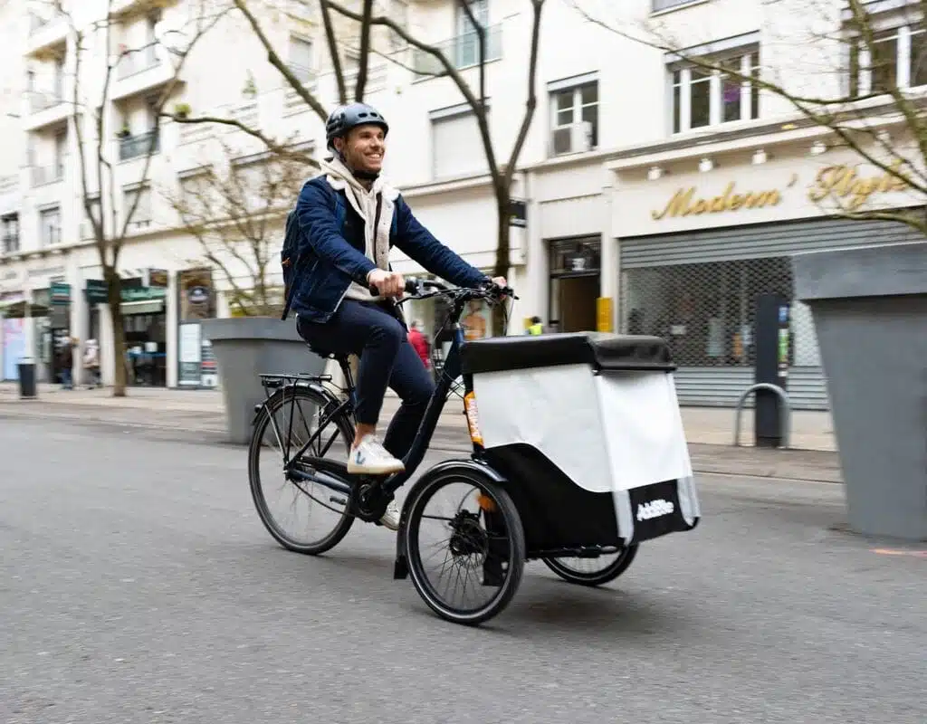Fahrrad mit drei Rädern mithilfe der Carry'Box