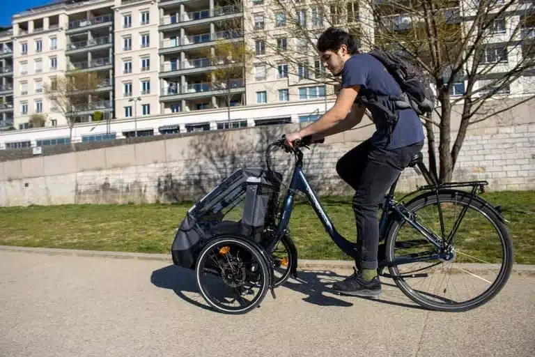 Fahrrad mit drei Rädern draußen im Sommer 