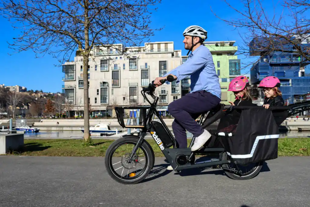 Fahrradanhänger Lasten in Aktion mit Papa und seinen Töchtern