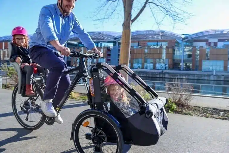 Fahrradtour mit Kindern auf dem U-Cargo mit Mutter und Kind