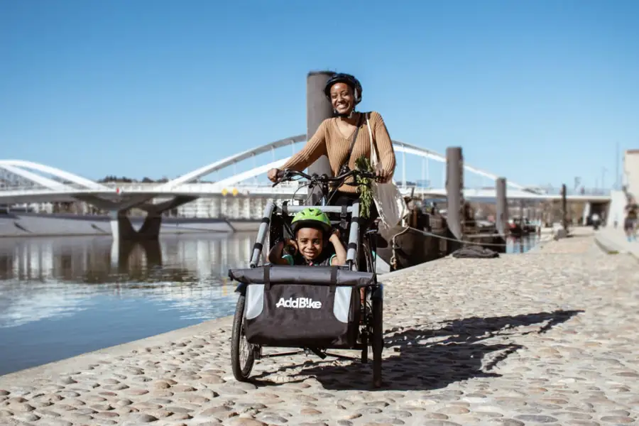 Bike with front child carrier: how to bike with young kids safely