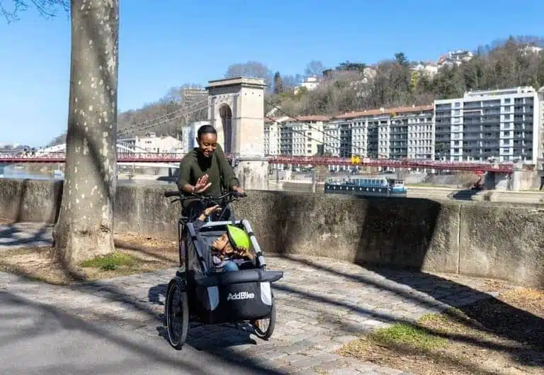 Lastendreirad Elektro: Kid Kit mit Kind