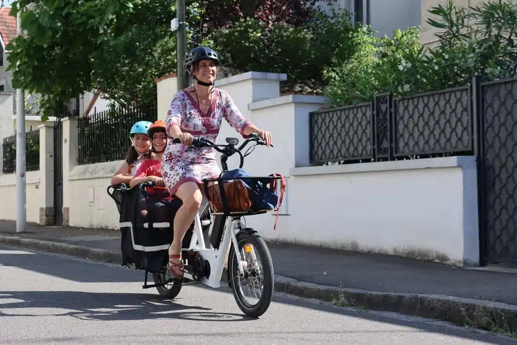 Lastendreirad Elektro: U-Cargo mit Mutter und ihren Kindern