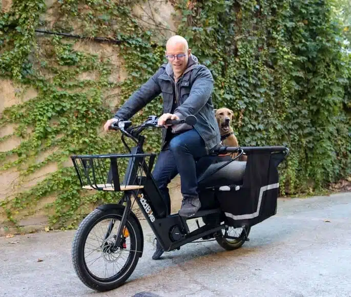 Lastenfahrrad für Hunde: Herrchen und Hund auf dem U-Cargo