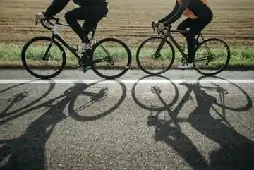 Radwanderwege: 2 Radfahrer bei einer Fahrradtour