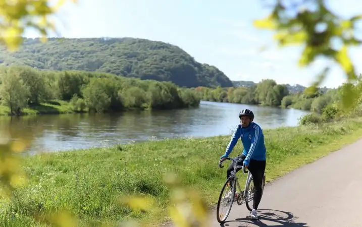 Radwanderwege: Radfahrer am See