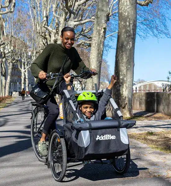 Kid Kit_Lastenfahrrad mit Kind, die Arme hebend