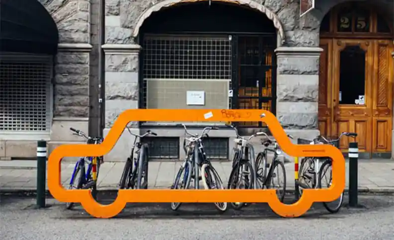 Stationnement vélo espace public : vélo rouge garé