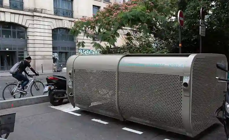 Stationnement vélo espace public : vélos dans un abri vélo