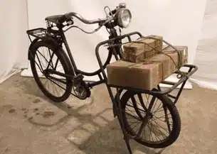 Und altes Transport Rad, das Kartonkästen transportiert