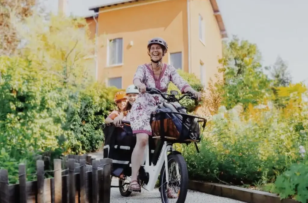 Family bike ride: a guide on how to ride with your children!