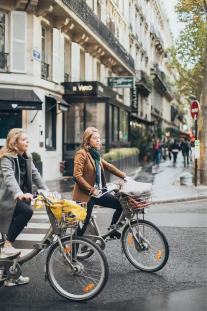 Verkehrswende: 2 Radfahrerinnen im Straßenverkehr