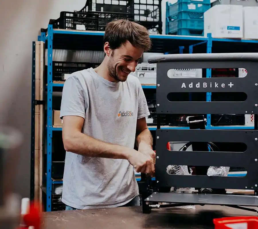Qui sommes nous : un technicien qui travaille dans les ateliers AddBike