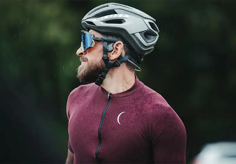Homme avec un casque obligatoire vélo 