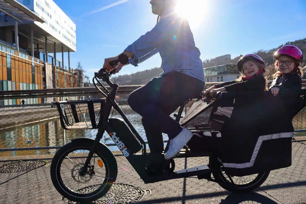 e Lastenbike, U-Cargo, mit Kindern und Vater