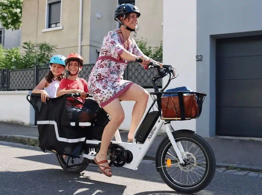 U-Cargo: Elektrisches Dreirad mit Mutter und ihren Kindern