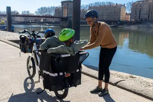  family cargo bike: mum setting up the bike 