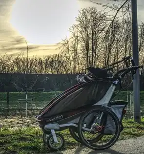 Une remorque enfant pour vélo se transforme en poussette
