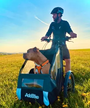 Remorque velo pour chien : Millow et son maître en balade dans l'AddBike+