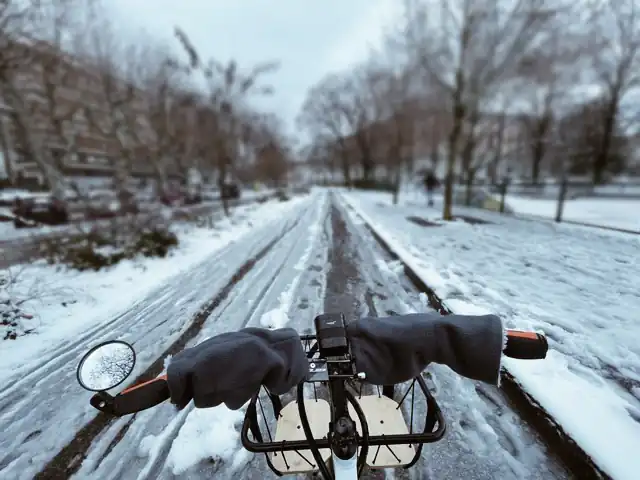 Cargo bikes uk: tips on how to go car-free especially in winter!