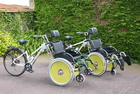 Tricycle handicap avec fauteuil intégré