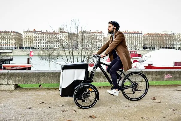 Triporteur cargo au bord du Rhône