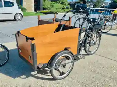 Triporteur velo en bois en ville