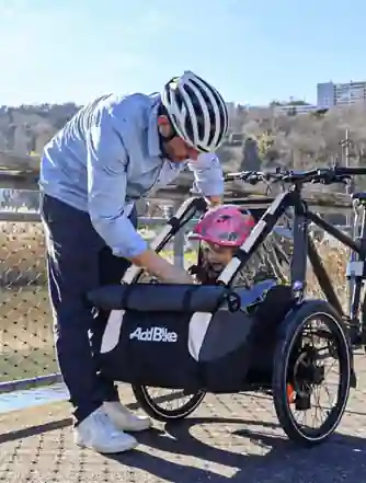 Triporteur velo : le Kit Kid avec un enfant portant un casque
