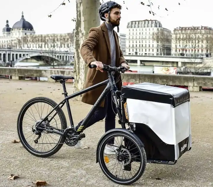 Vélo avec remorque devant pour porter des charges