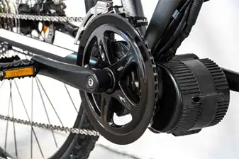 moteur sur le pédalier d'un vélo électrique 3 roues