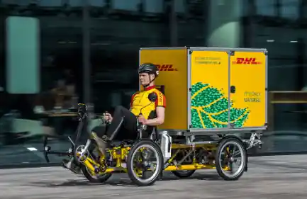 DHL utilisent un velo remorque