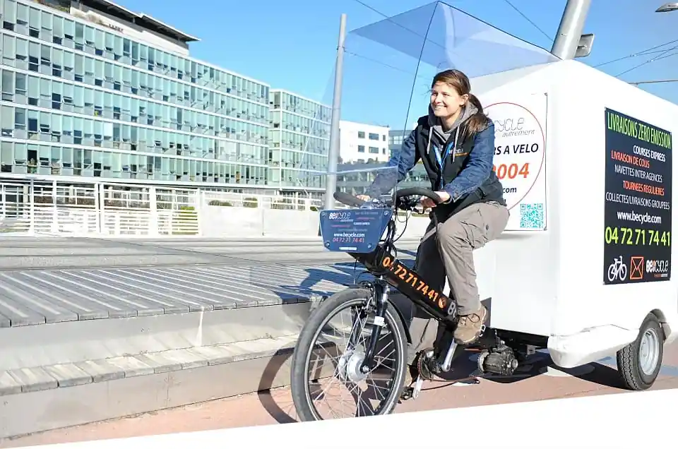 Becycle utilisent un velo remorque