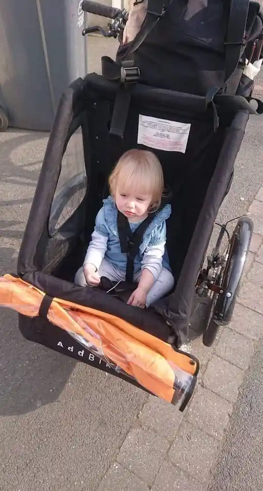 Petite fille dans une velo remorque avant