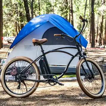 velo electrique triporteur devant une tente