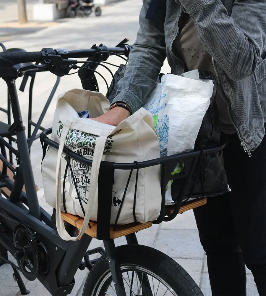 Femme qui charge son velo electrique triporteur