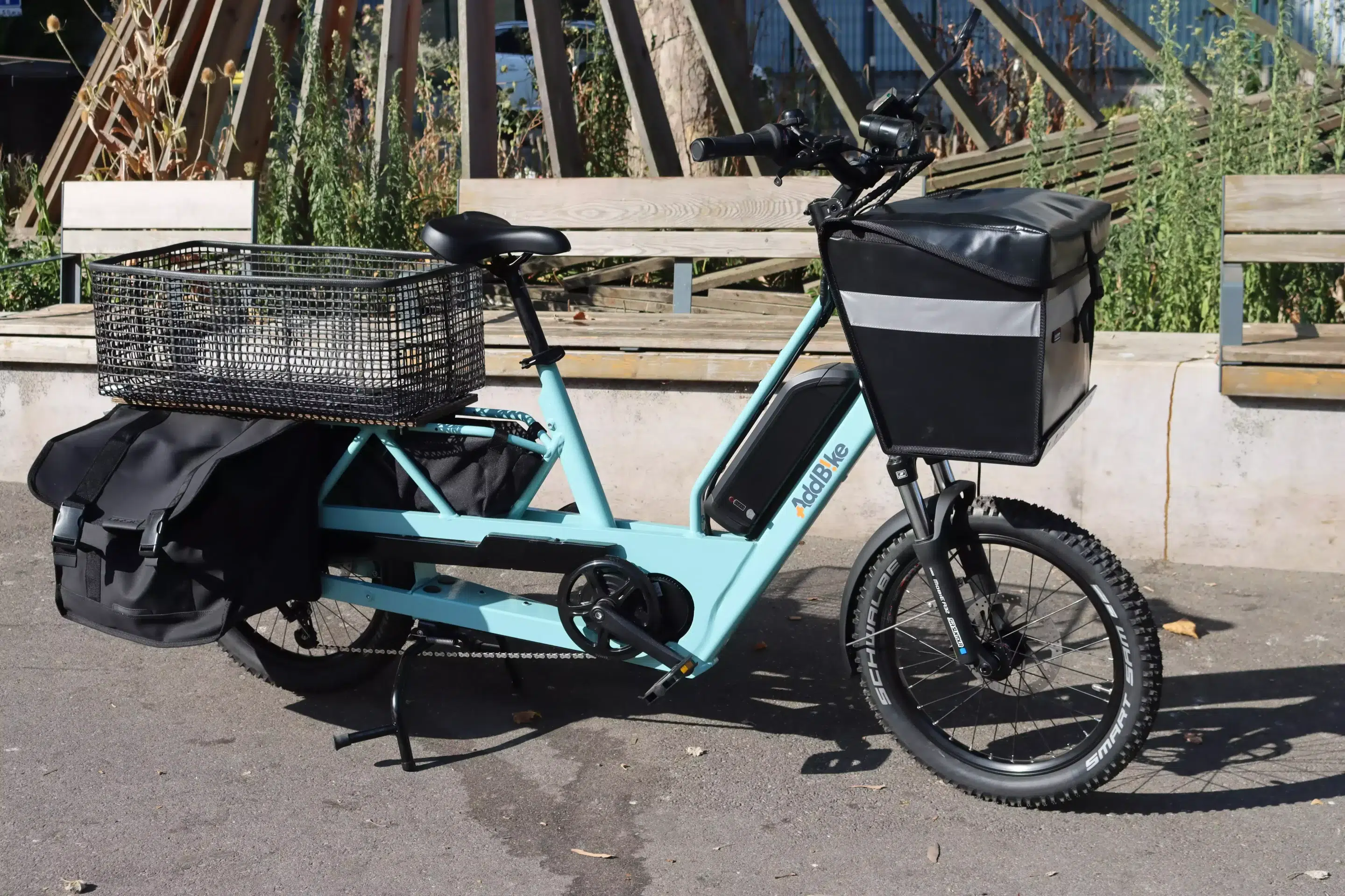 U-Cargo Lite avec sacoche double, panier et box avant