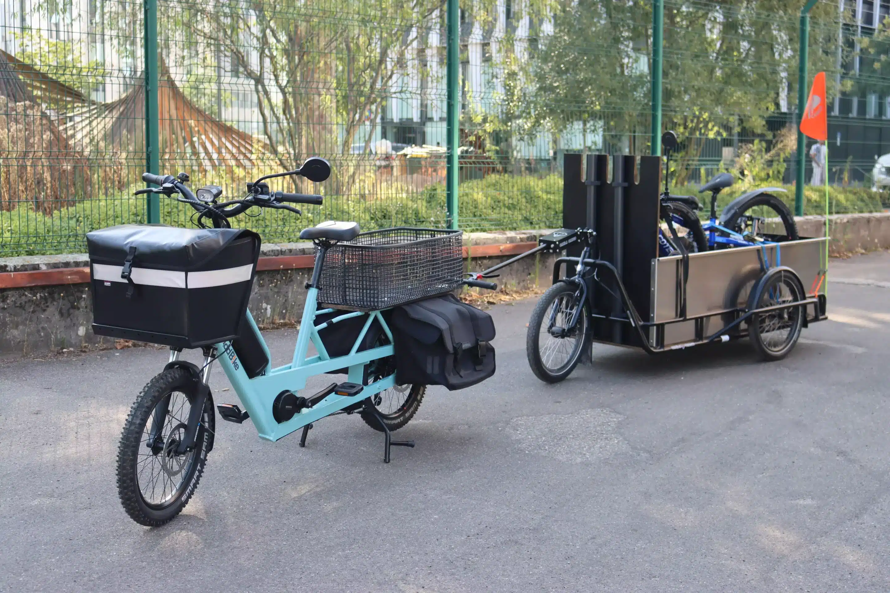 U-Cargo Lite avec sacoche double, panier et remorque Carla Cargo